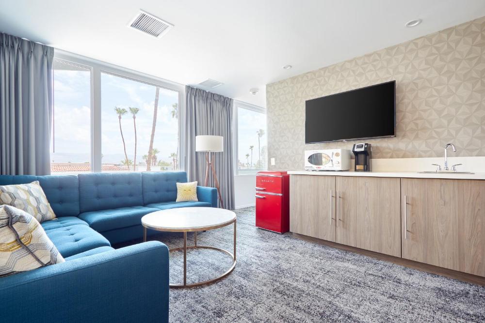 Superior King Room interior